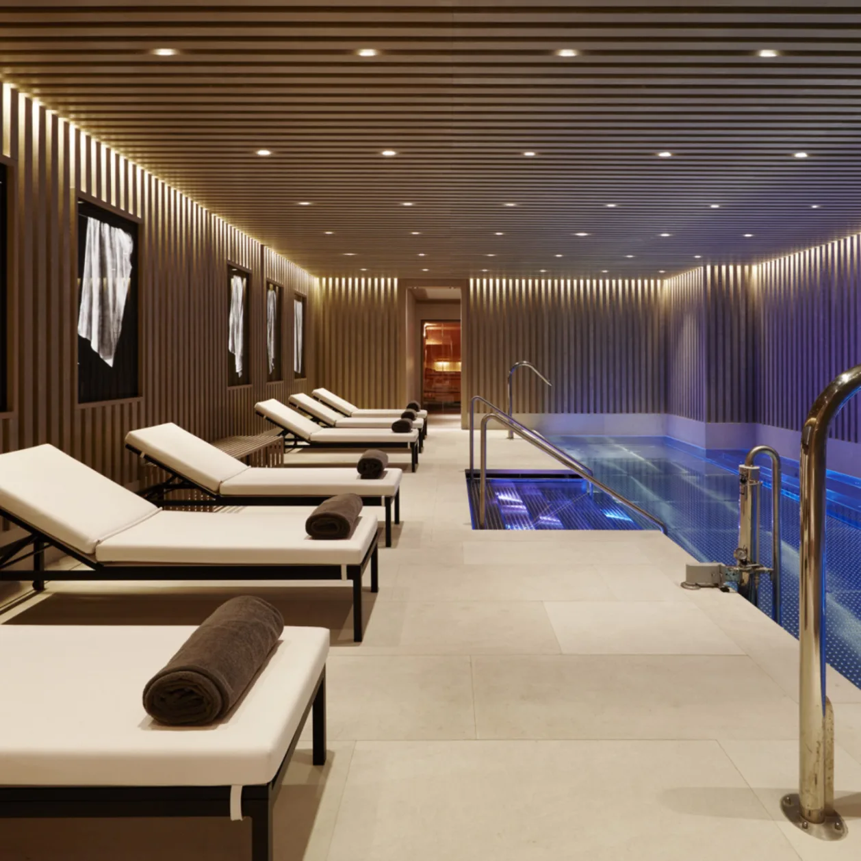 seventy barcelona lounge chairs